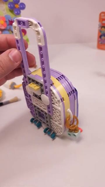 LEGO Creator Дорожный чемодан (31391) против Цветочного художественного панно (31390)