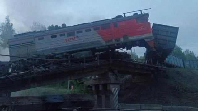 Часть железнодорожного моста обрушилась после удара БПЛА в Брянской области с рельсов сошли 10 вагон