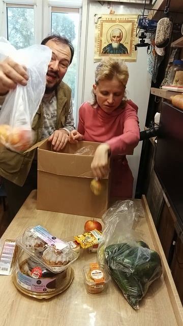 Коробка списанных продуктов - распаковка.