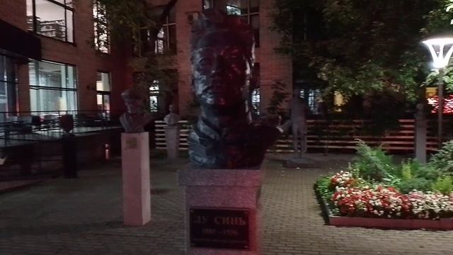 Памятник Лу Синю у Библиотеки иностранной литературы