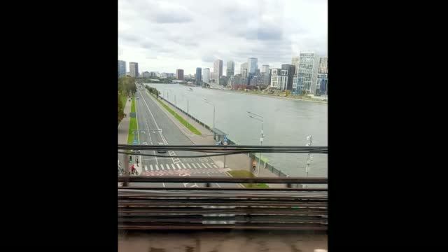 Панорамные двери в метро творят красоту. Москва-река. Осень