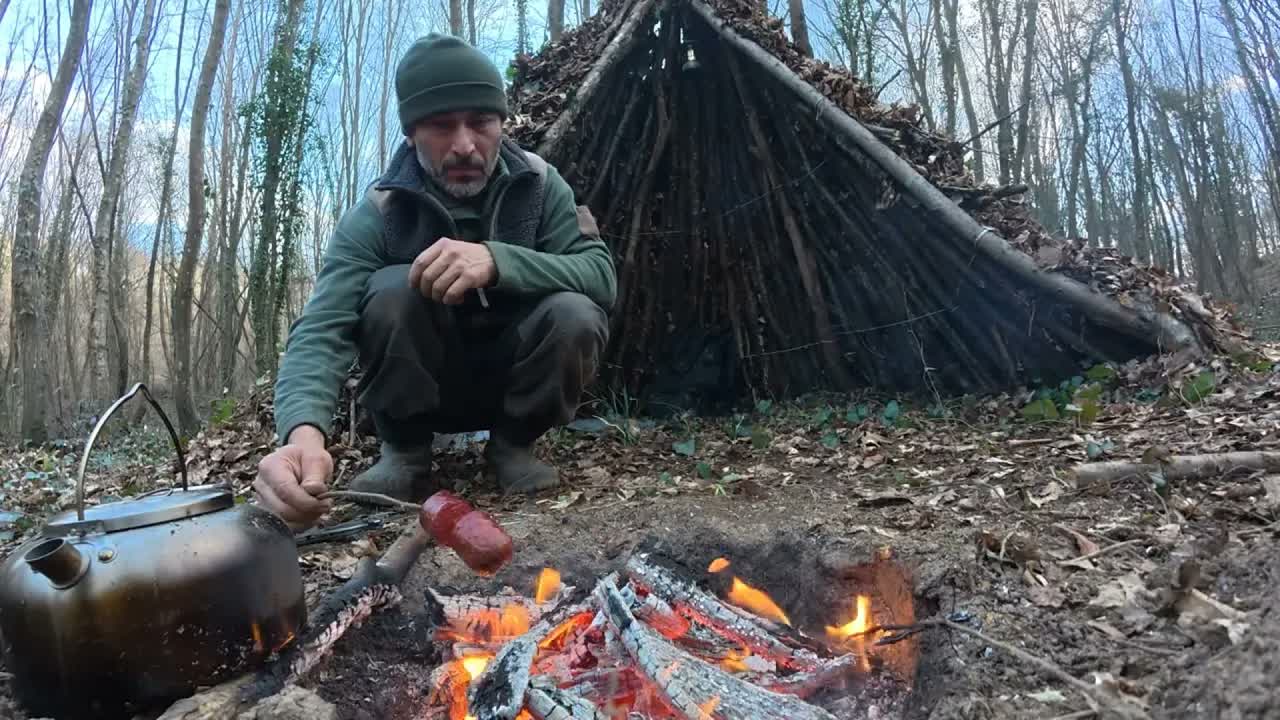 Бушкрафт-укрытие | Соло выживание и тёплый ночлег в лесу