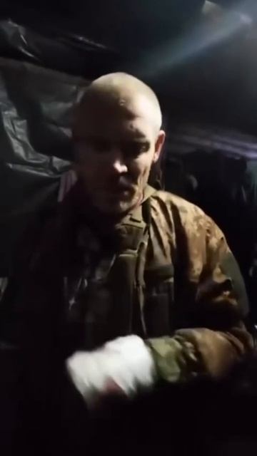 Хохла-самострела 🇺🇦 отчитывает помкомандира 🤬🫵