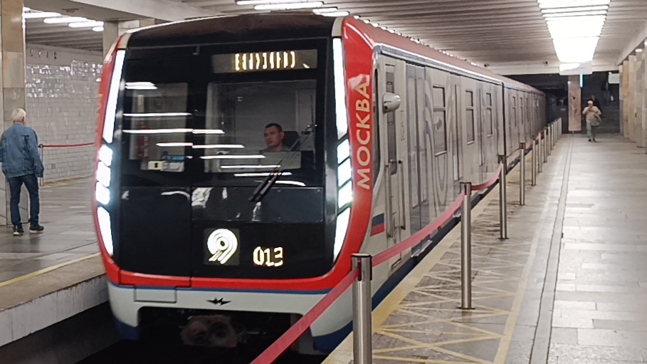 Метро Москвы большая станция с 3 главными станционными путями | метро Полежаевская поезд Москва