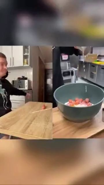 Блюдо из одной сосиски 😭😄😄

#животные #смех #приколы #юмор