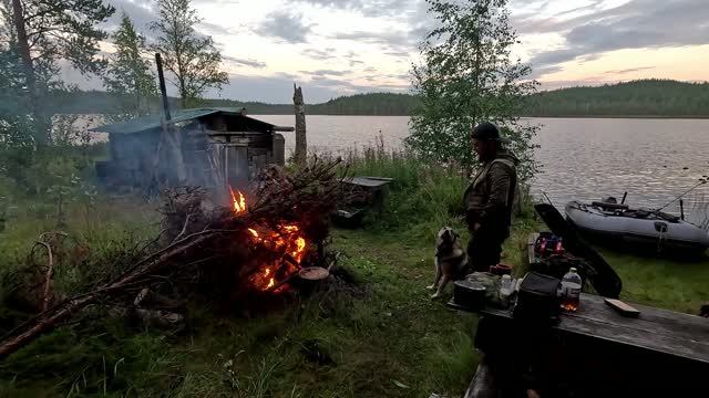 ОДИН НА ОСТРОВЕ. ПРОВЕРКА САМОЛОВОК ЕСТЬ ТРОФЕЙ.РЫБАЛКА НА КРУЖКИ.РЫБАЛКА С ЛОДКИ ПВХ. КАРЕЛИЯ