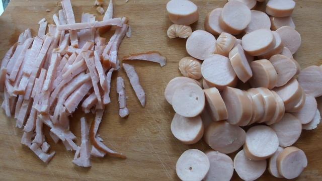 Королевский омлет с яйцами и овощами, приготовленный как пицца на сковороде