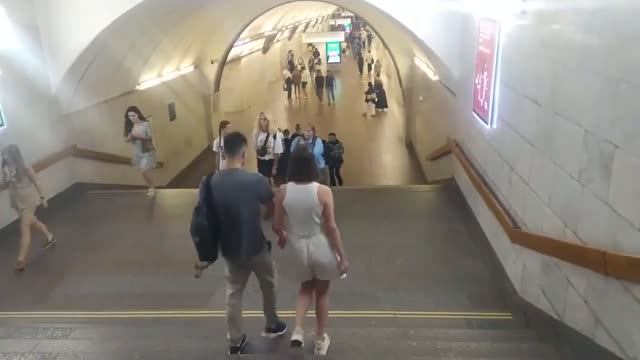 Станция метро Цветной бульвар интерьер пассажиры поезд Москва Фрагмент 2