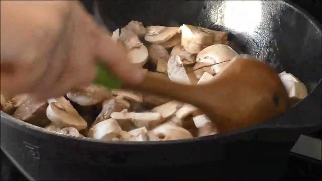 Мясо тушеное с грибами и сладким перцем