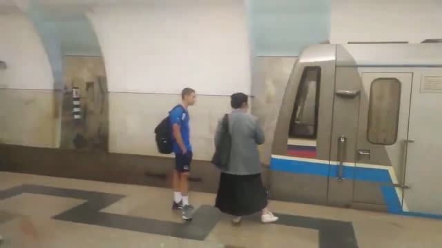 Станция метро Южная интерьер пассажиры поезд Москва Фрагмент 5