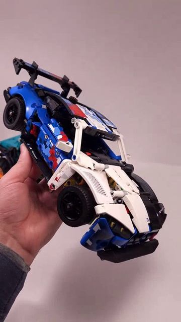 LEGO Technic Jeep Wrangler Rubicon SUV (42227) против BMW M4 GT3 EVO (42226)