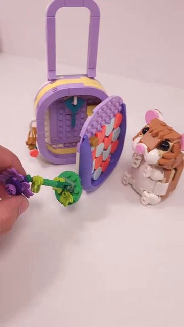 LEGO Creator Чемодан на колёсиках (31391) против Хомячка с цветком (31376)