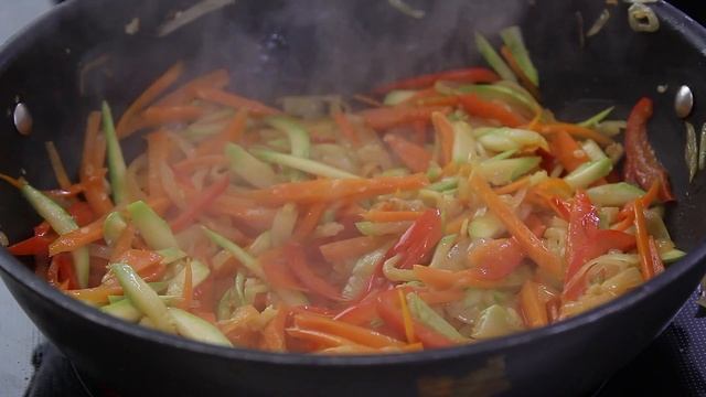 Фунчоза с тушеными овощами и фрикадельками
