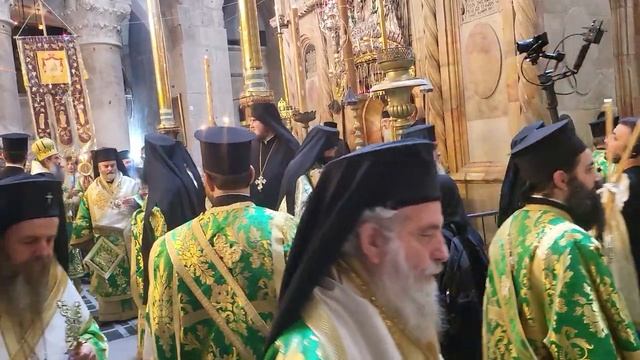 Патриарший Крестный ход. Владыка Константинопольский несет на голове Крест - Крестовоздвижение