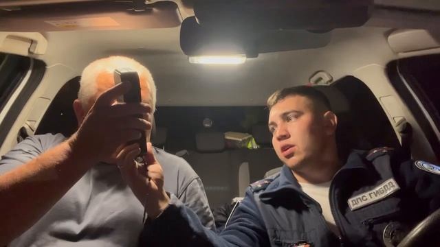 Нетрезвый водитель сдает тест на алкоголь