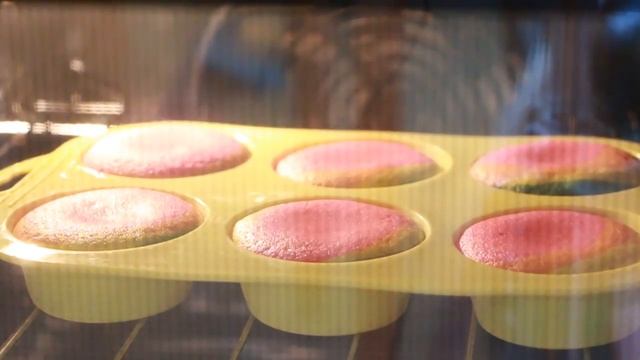 Радужные капкейки с легким рецептом и вкусным тестом для маффинов