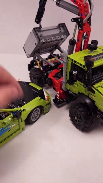 LEGO Technic Mercedes-Benz Unimog U 5023 с краном (42242) против Mitsubishi Eclipse (42229)
