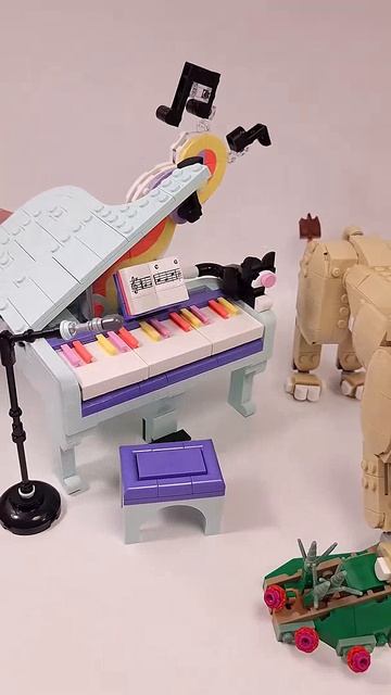LEGO Creator Wild Animals: Majestic Lion (31386) против Music Decor Piano With Cat (31392)