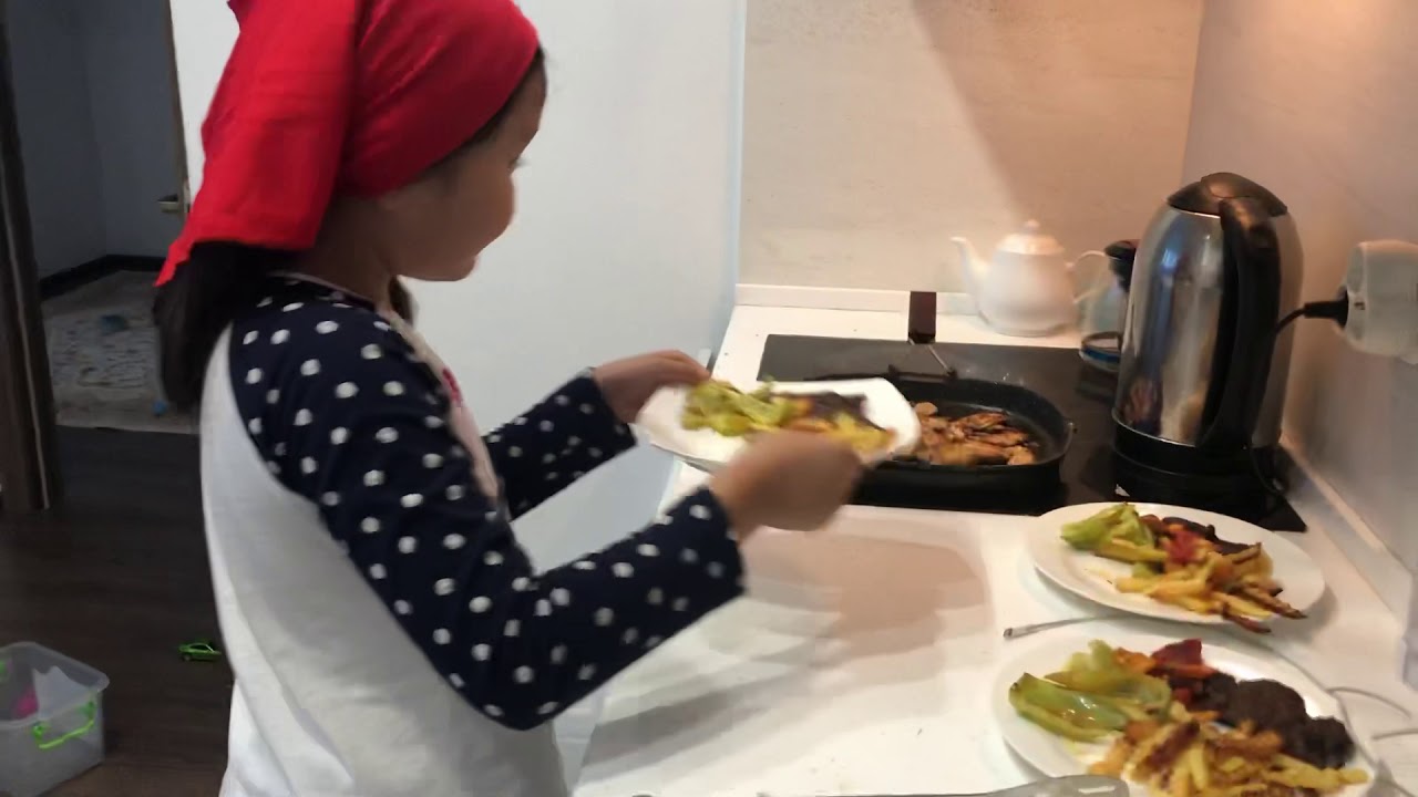 Еркешка накрывает стол