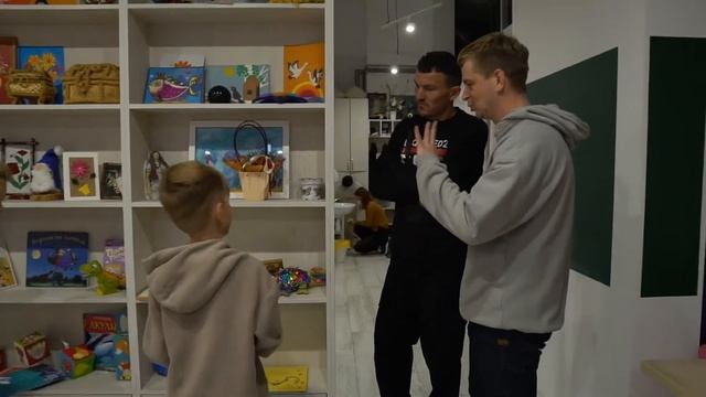 Канал АЯ . Савелий и Артём ищут деньги в игровой комнате . Челендж на деньги .