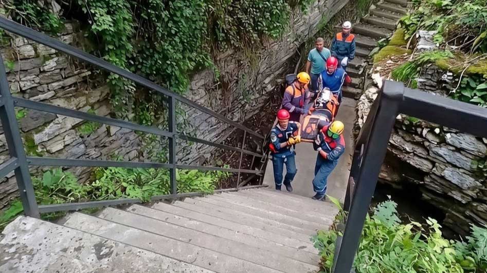 В Сочи спасатели эвакуировали туристку из Тисо-самшитовой рощи