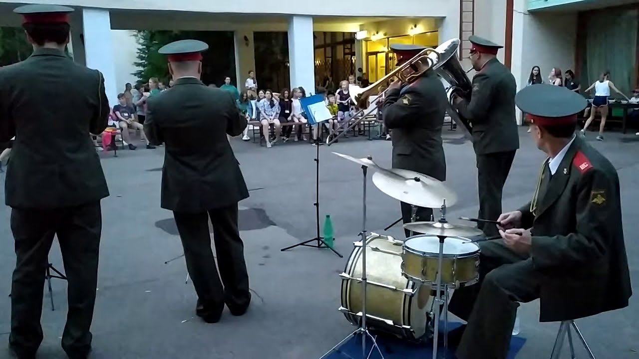 Военный ансамбль выступает для детей - звучит песня «Пилоты»