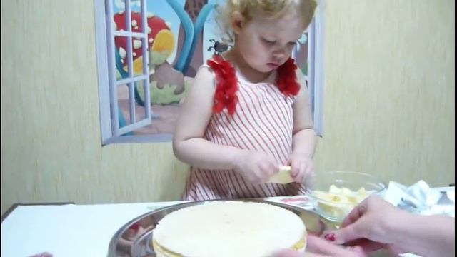 Вафельный торт в виде пасхального яйца для праздничного стола