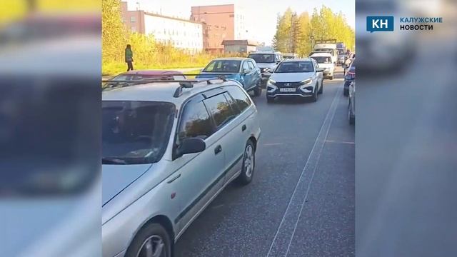 Очереди на заправках вызвали пробки у нефтебазы в Калуге