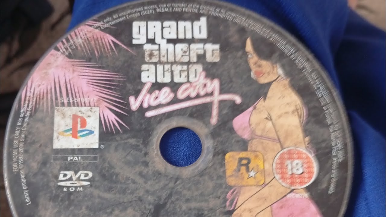 Поиск находок на улице. Вне записи нашли диск с GTA Vice City😨. Разбили камнем лампочку