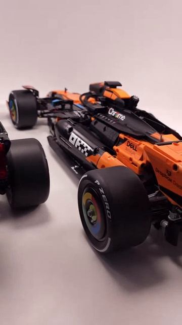 LEGO Technic Aston Martin Aramco AMR25 F1 (42240) против McLaren MCL39 F1 (42228)