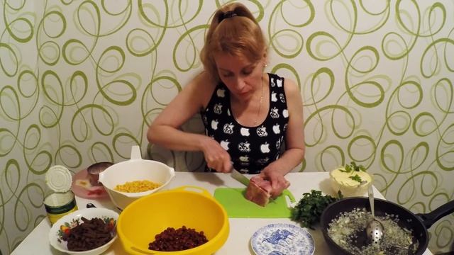 Мясной салат с фасолью для праздничного ужина и обеда