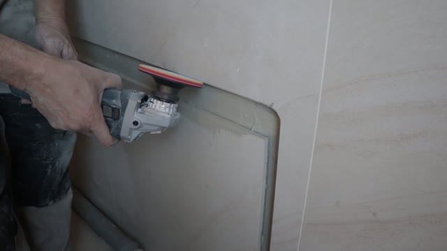 Обучение укладки плитки в ванной.