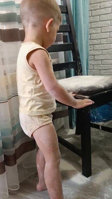 малыш поиграл с мукой  ребёнок хулиган мука везде попка в муке пирожочек