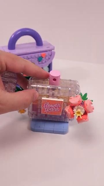 LEGO Creator Цветочное украшение Флакон духов (31383) против Художественной сумки с хранилищем (3139