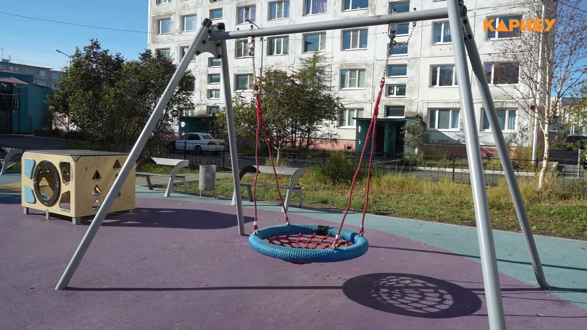 Мэр Лариса Поликанова проверила благоустройство дворов на Набережной реки Магаданки