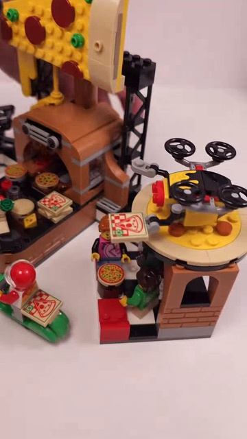 LEGO City Доставка пиццы с транспортом (60496) против жёлтого экскаватора-погрузчика (60480)