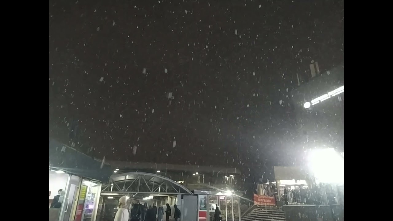 Красиво падает снег. 3 декабря 2021