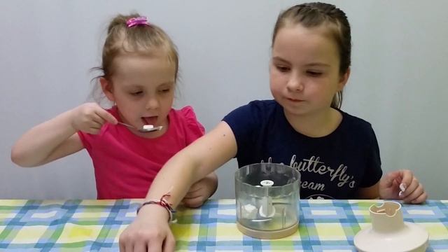 Цветной молочный коктейль с мороженным и смородиной для детей