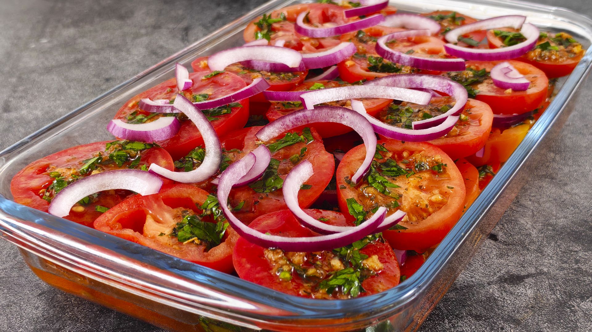 Красивый и вкусный слоёный салат из помидоров - проверенный рецепт