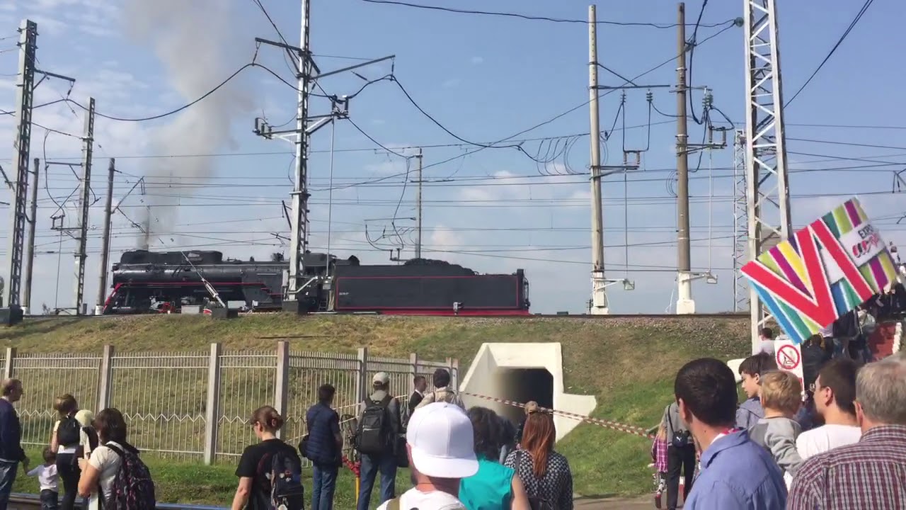 Настоящий паровоз дымит и едет