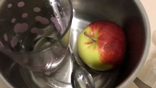 Переливаю воду из стакана в кастрюлю потом кладу туда банан и ложку и стакан. Потом достаю и выливаю