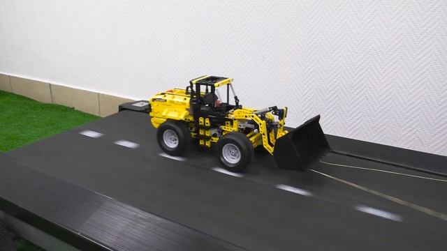 Погрузчик против лежачих полицейских на беговой дорожке  Краш-тест LEGO