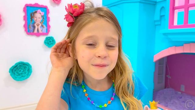 Настя притворяется няней куклы-младенца! Игра в уход за малышом