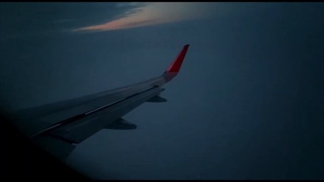 Ускоренная съёмка посадки самолета в ночь.