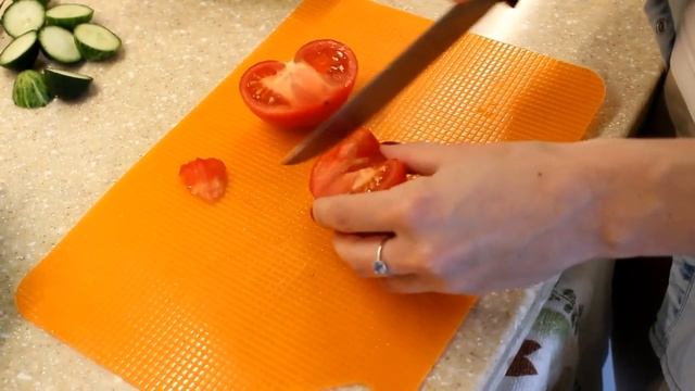 Очень вкусный и полезный салат с помидорами по простому рецепту
