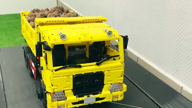 Внедорожный багги против гравия и самосвала  LEGO