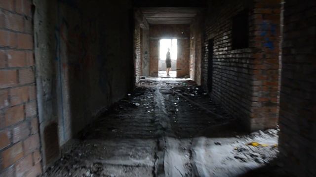 Снимаем барабанные кавера в заброшенном здании. Бомжи пришли на звуки барабанов.