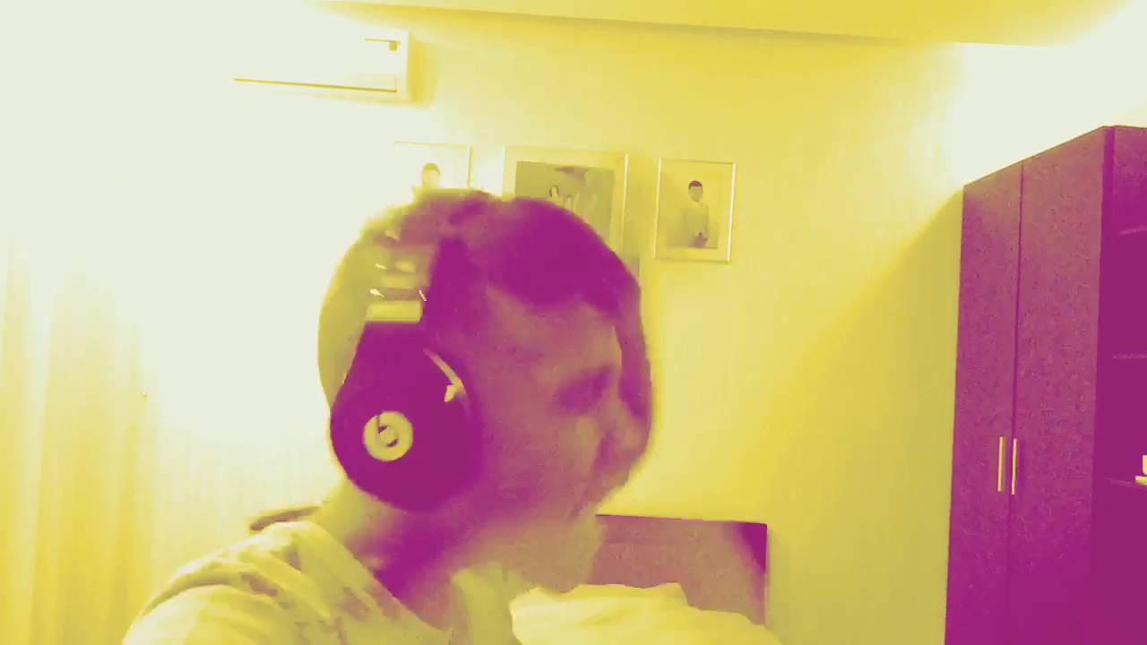 •Друг в наушниках всё слышит•