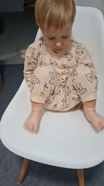 Что делать если сын Мытвей не слазит со стула)))