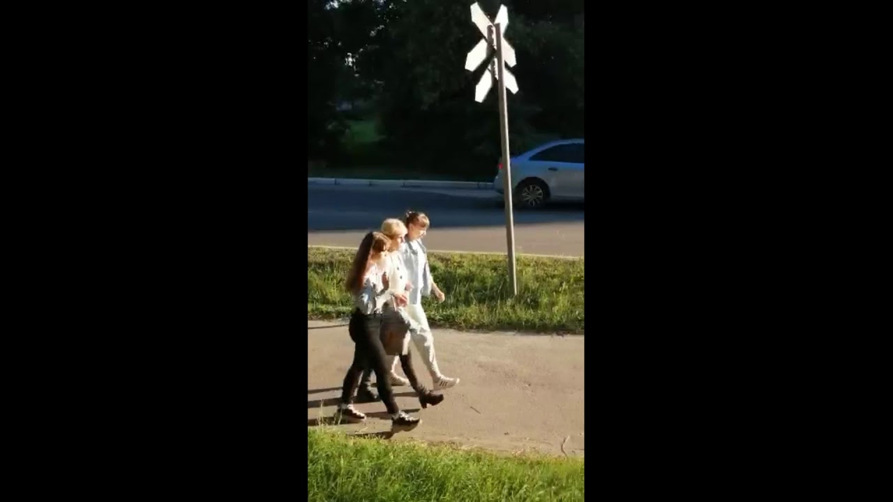 Алкаш с забора орет на прохожих